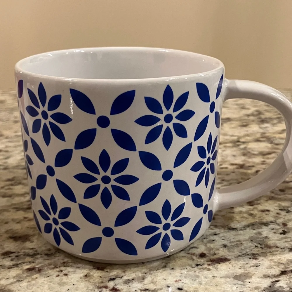 Set of 2 Blue and White Ceramic Mugs Floral and Leaf Pattern 14 oz - Picture 3 of 6